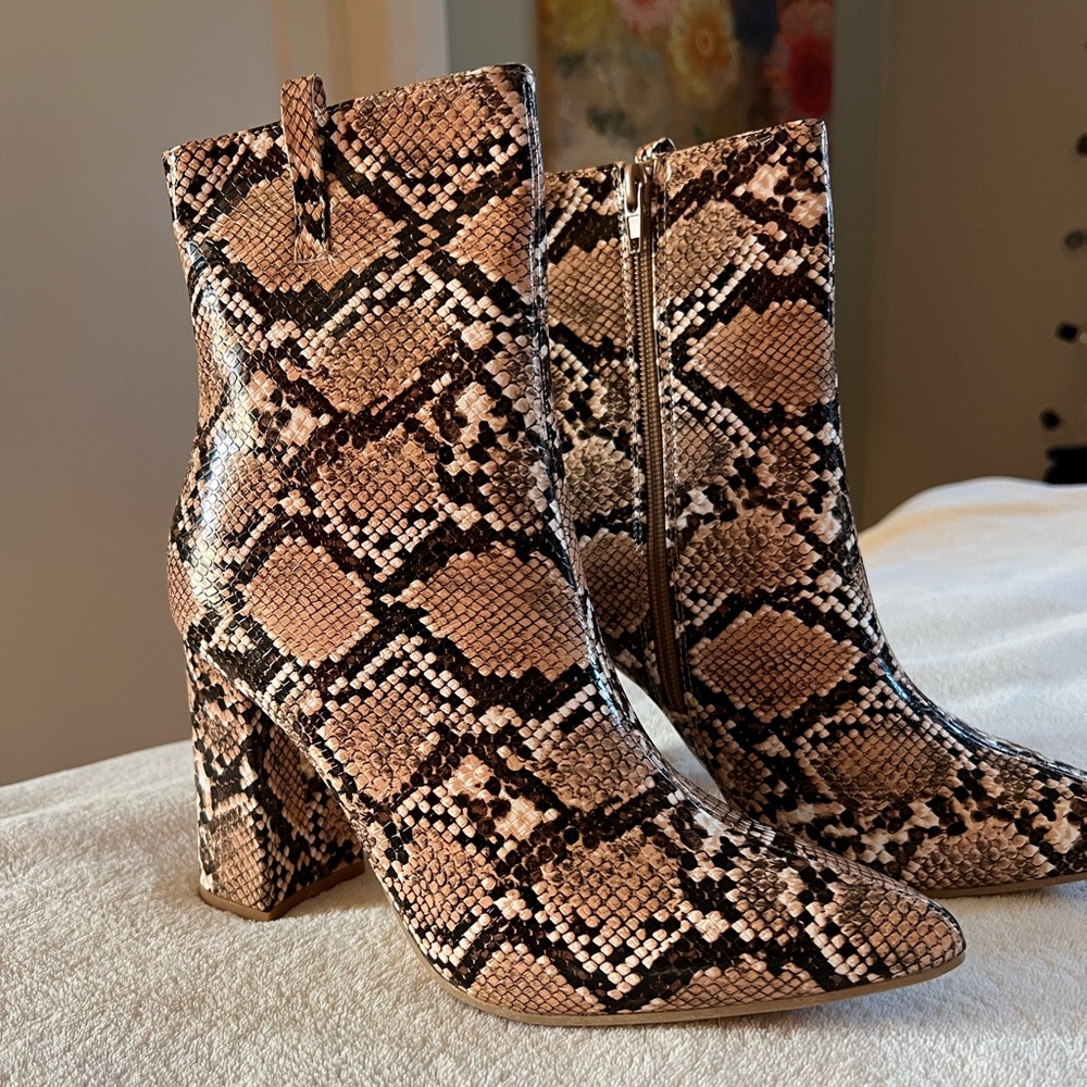 BRAND NEW ✨ Snake Print SHEIN Boots Size 8